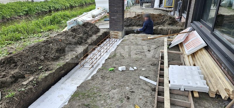 Aanbouw met betonvloer, voor de werkzaamheden (1)