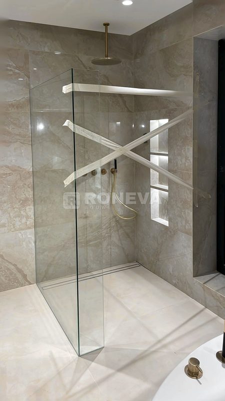 Badkamer met LED-nissen en marmer, detail (1)