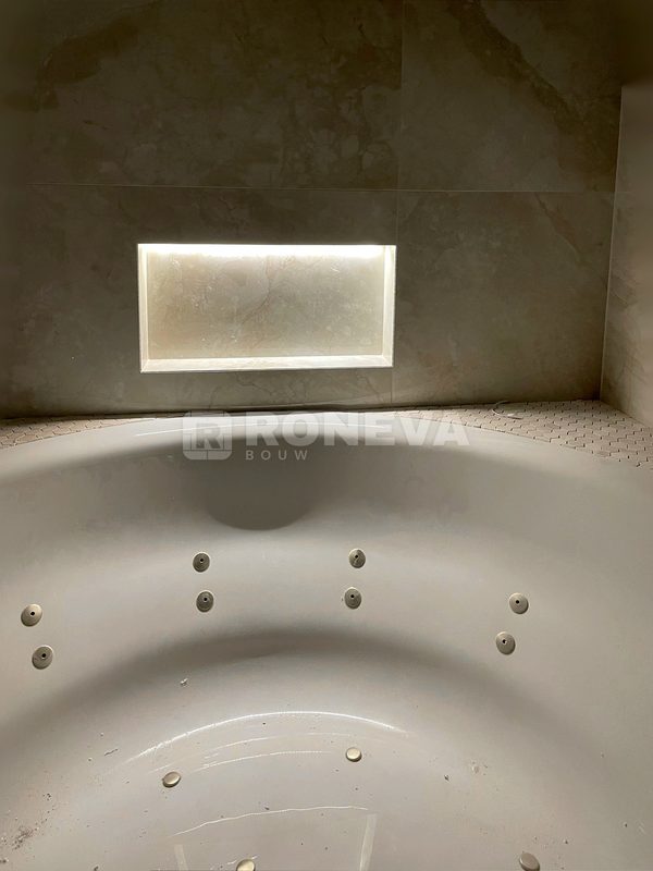 Badkamer met LED-nissen en marmer, detail (2)