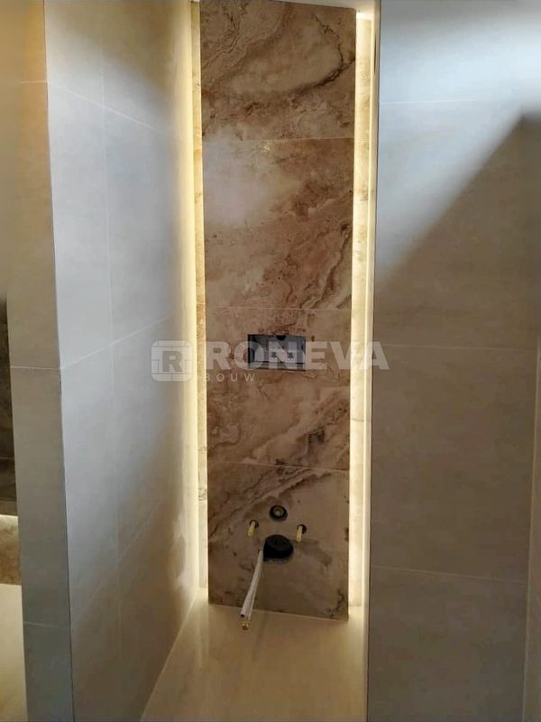 Badkamer met LED-nissen en marmer, detail (3)