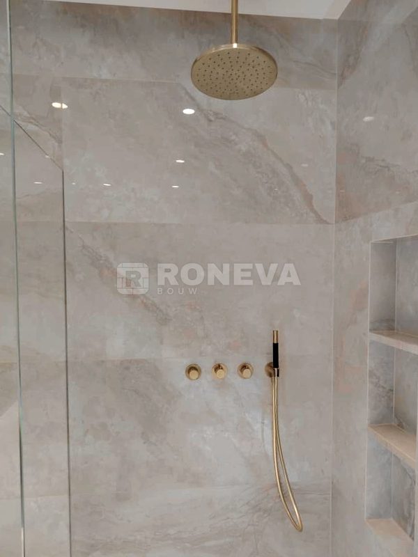 Badkamer met LED-nissen en marmer, na oplevering (1)