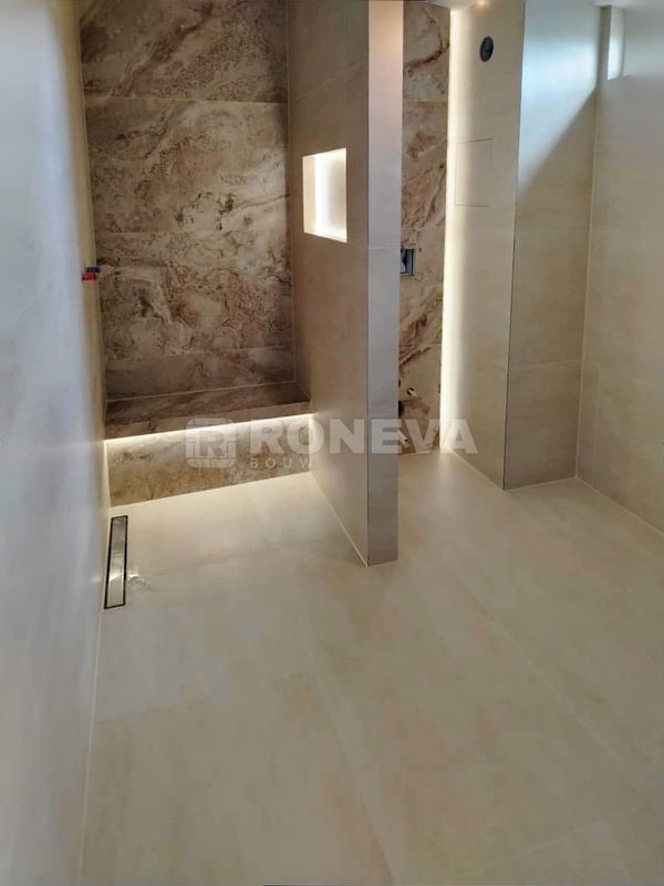 Badkamer met LED-nissen en marmer, na oplevering (3)