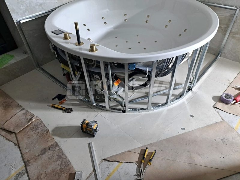 Badkamer met LED-nissen en marmer, tijdens de werkzaamheden (1)
