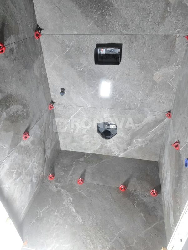Badkamer met LED-nissen en marmer, tijdens de werkzaamheden (2)
