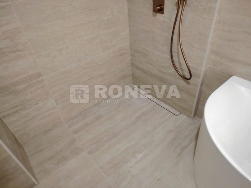 Badkamer met koperen kranen, detail (1)