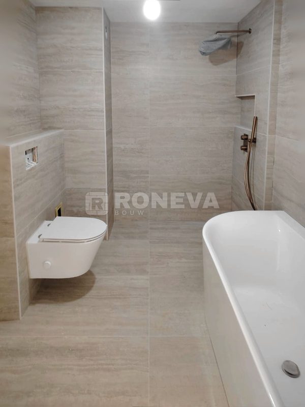 Badkamer met koperen kranen, na oplevering (1)