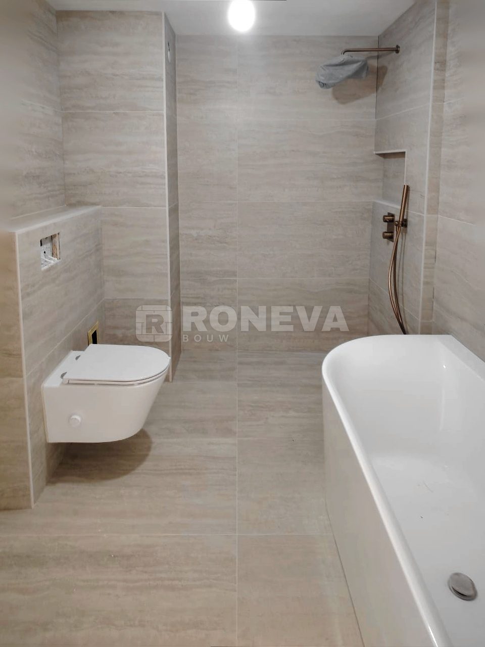 Badkamer met koperen kranen in Schiedam