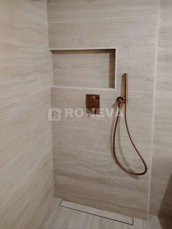 Badkamer met koperen kranen, na oplevering (2)