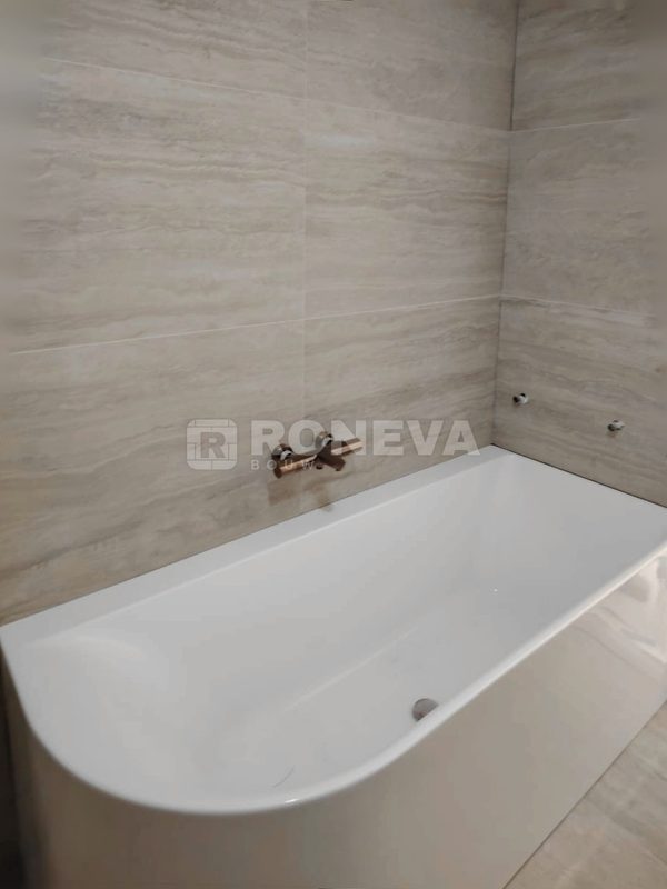 Badkamer met koperen kranen, na oplevering (3)