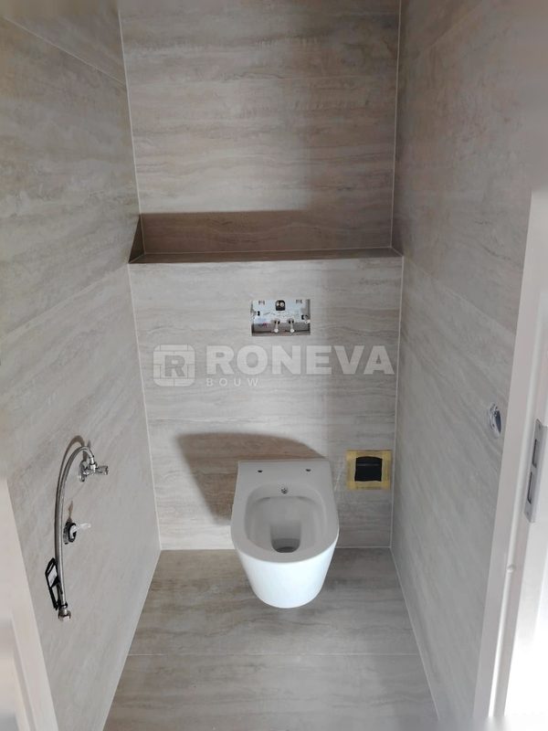 Badkamer met koperen kranen, na oplevering (4)