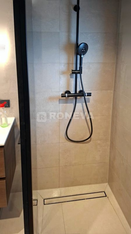 Badkamer taupe met glaswand, detail (2)