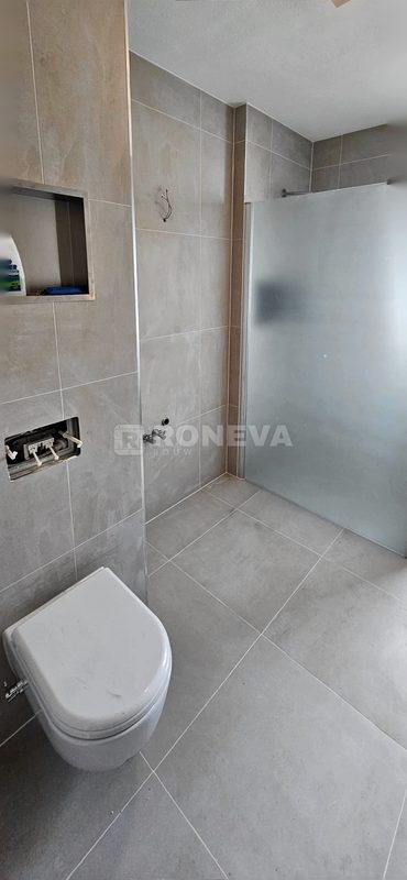 Badkamer taupe met glaswand, na oplevering (1)