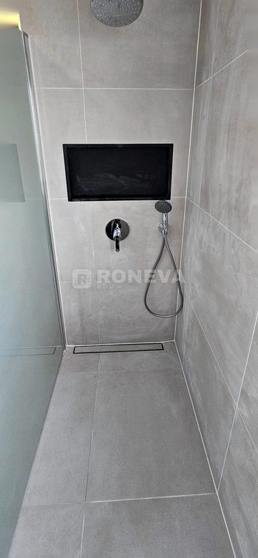 Badkamer taupe met glaswand, na oplevering (2)