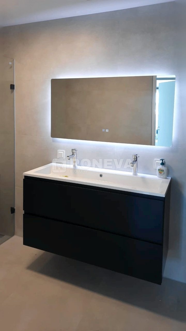 Badkamer taupe met glaswand in Zuid-Holland