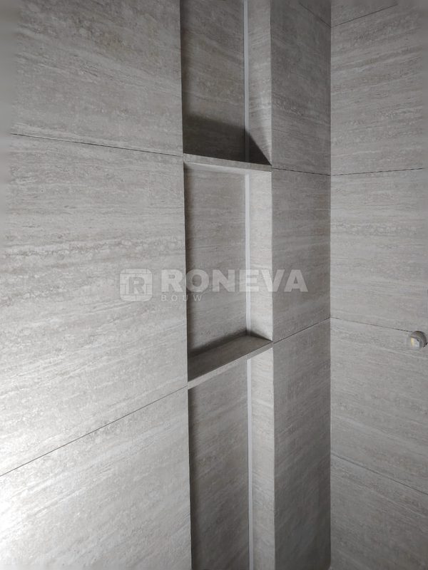 Badkamer met travertijn en gouden kranen, detail (1)