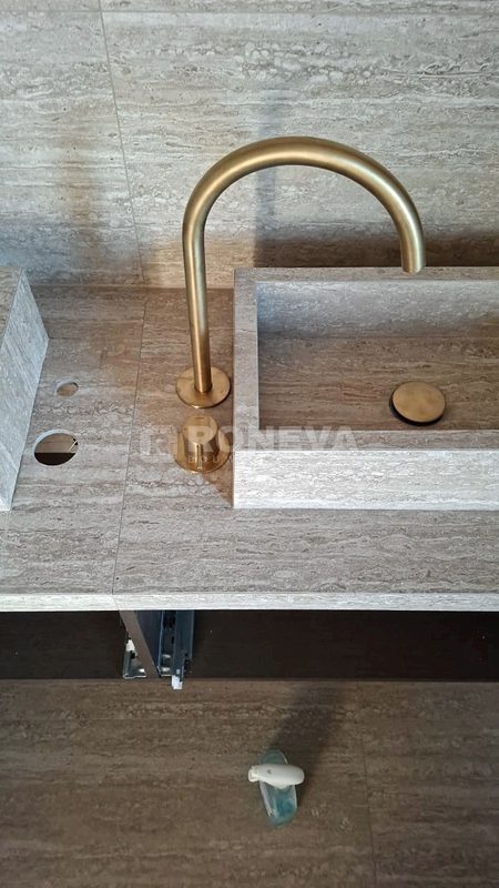 Badkamer met travertijn en gouden kranen, detail (2)