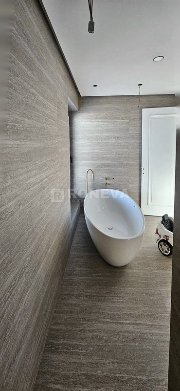 Badkamer met travertijn en gouden kranen, na oplevering (1)