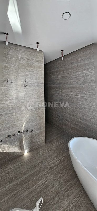 Badkamer met travertijn en gouden kranen, na oplevering (2)
