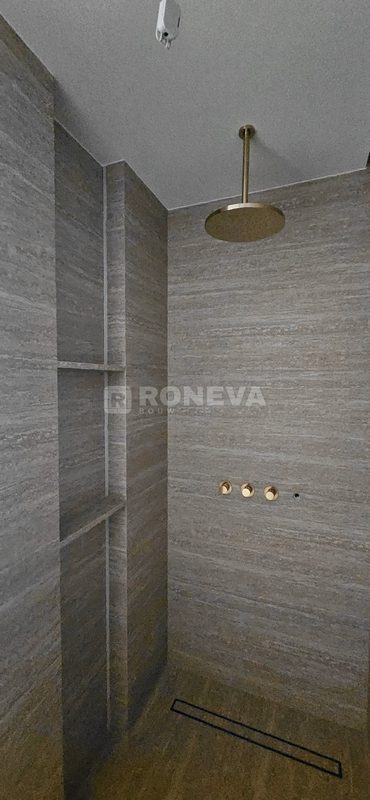 Badkamer met travertijn en gouden kranen, na oplevering (3)