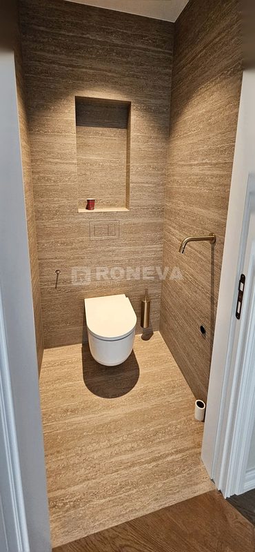 Badkamer met travertijn en gouden kranen, na oplevering (4)