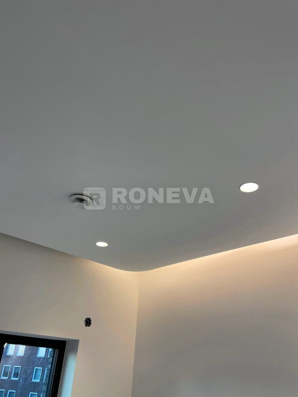 Verlaagd plafond met LED in villa, na oplevering (2)