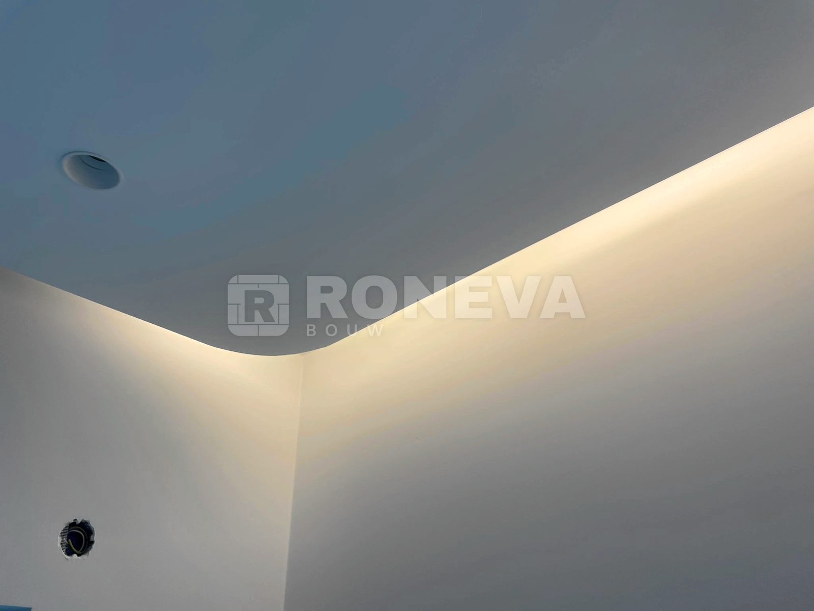 Verlaagd plafond met LED in villa in Zuid-Holland