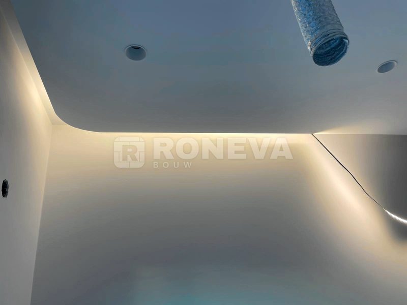 Verlaagd plafond met LED in villa, tijdens de werkzaamheden (1)