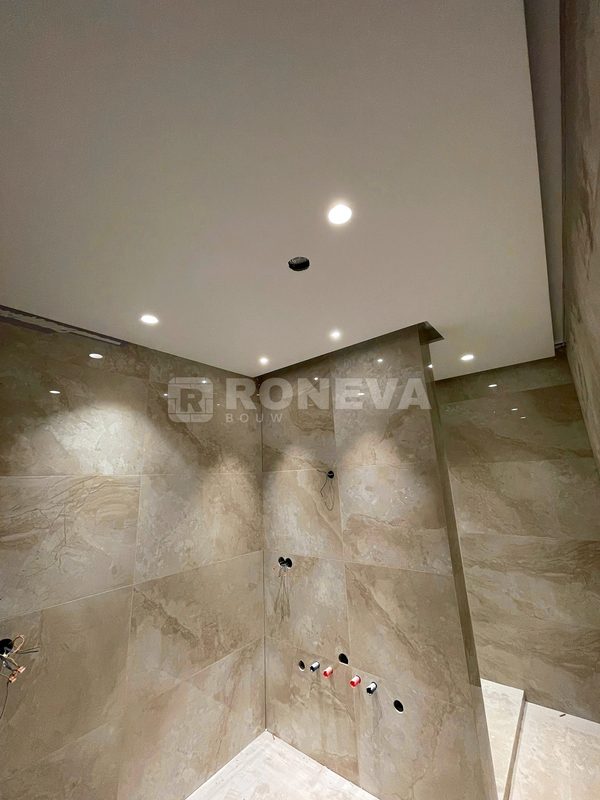 Verlaagd plafond met LED in villa, tijdens de werkzaamheden (2)