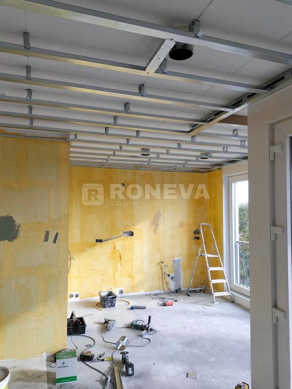 Verlaagd plafond met metalstud, tijdens de werkzaamheden (1)