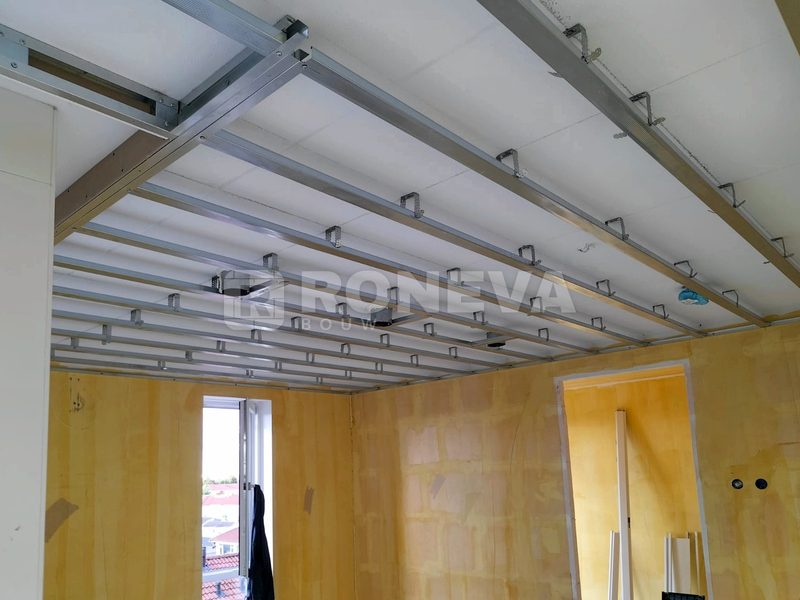 Verlaagd plafond met metalstud, tijdens de werkzaamheden (2)