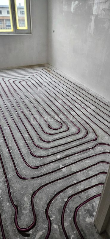 Vloerverwarming infrezen in beton, tijdens de werkzaamheden (1)