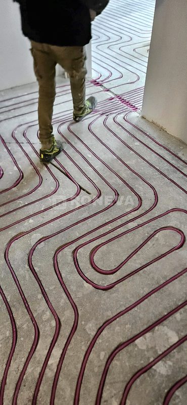 Vloerverwarming infrezen in beton, tijdens de werkzaamheden (2)