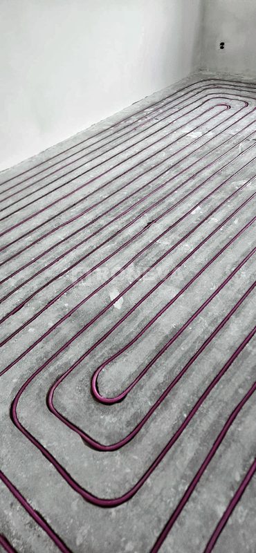 Vloerverwarming infrezen in beton, tijdens de werkzaamheden (3)