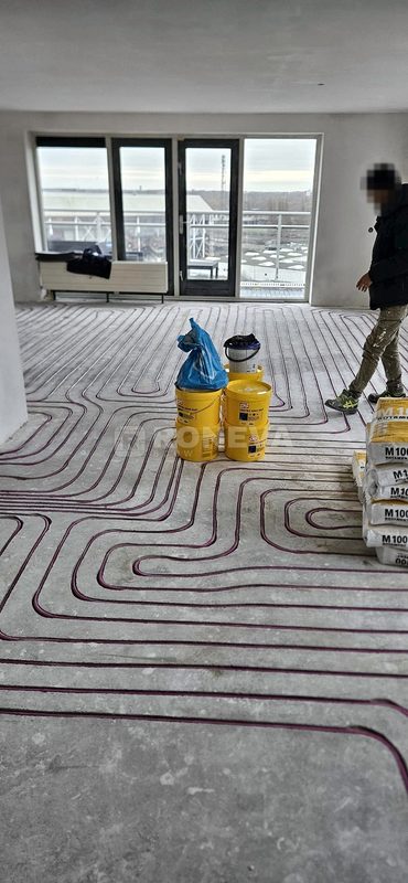 Vloerverwarming infrezen in beton, tijdens de werkzaamheden (4)